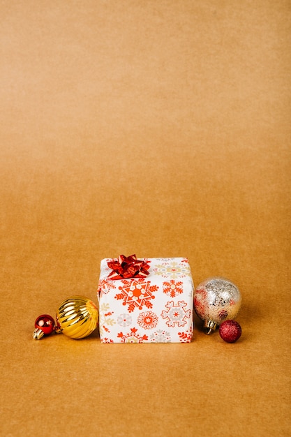 Free photo present box and christmas balls