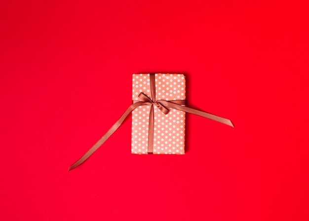 Подарочная коробка в конфетной бумаге с лентой