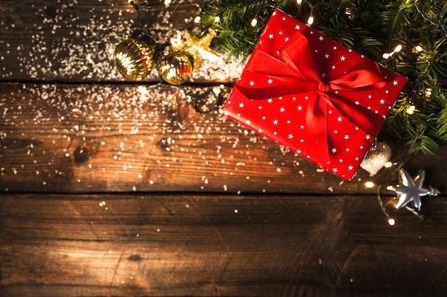 Foto gratuita casella attuale vicino a decorazioni per natale