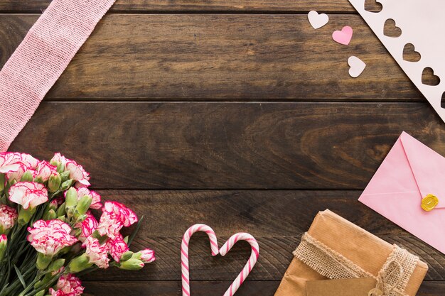 花、封筒、キャンディーの杖の近くにあるボックス