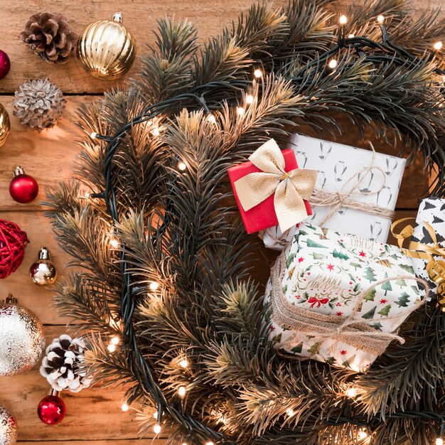 飾りつめの近くにあるモミの花輪とクリスマスボールの間に存在するボックス
