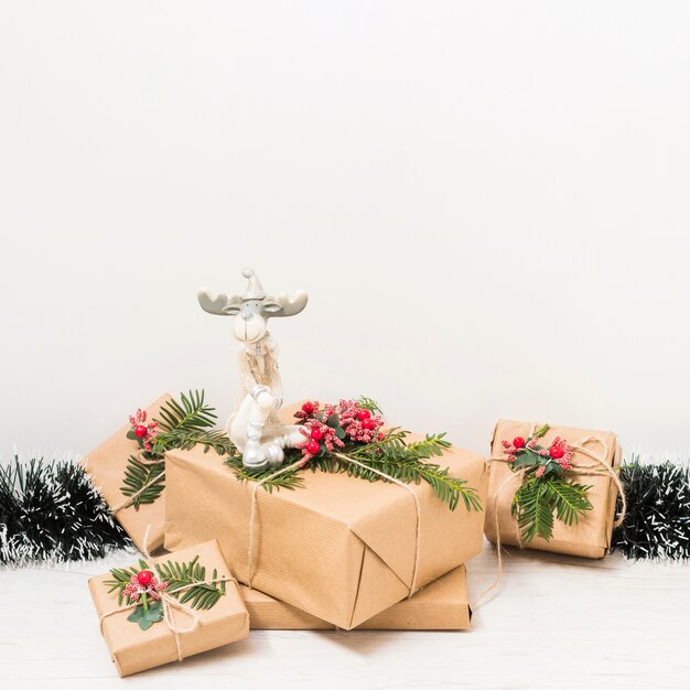 크리스마스 사슴과 반짝이 근처 선물 상자