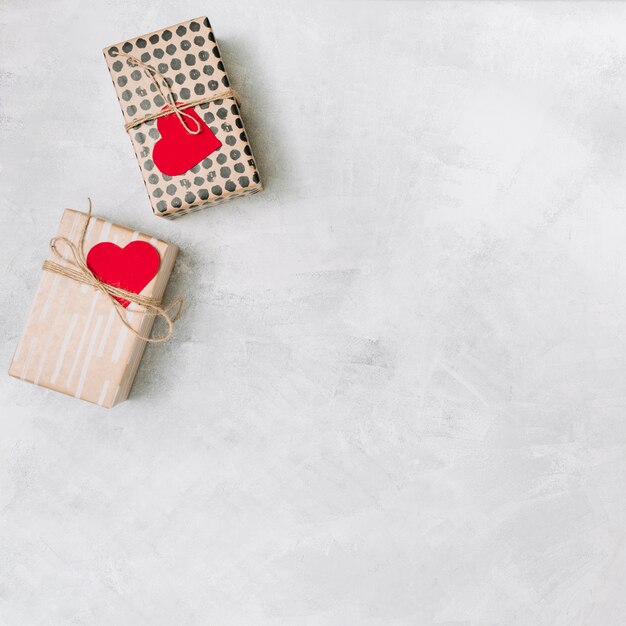 装飾的な紙の心臓を持つプレゼントボックス