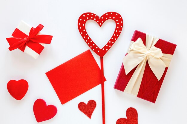 Подарок с бумагой и сердечками для влюбленных