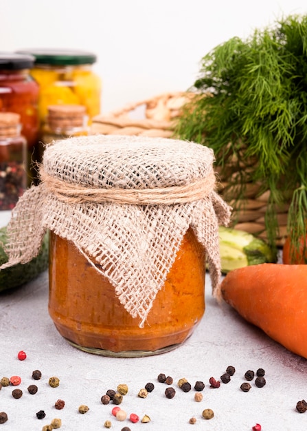 Foto gratuita concetto di cibo conservato con vasetti