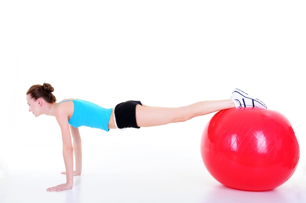 Foto gratuita press-up della ragazza che utilizza fitball