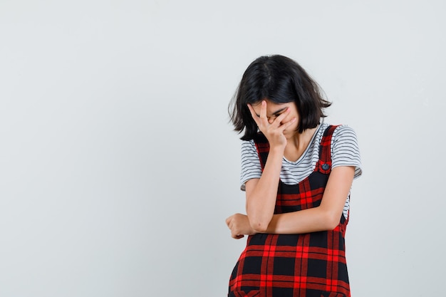 Ragazza del preteen in maglietta