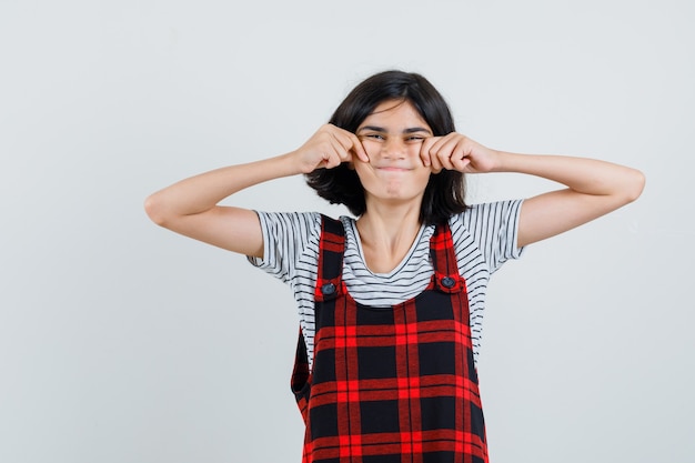 Ragazza del preteen in maglietta