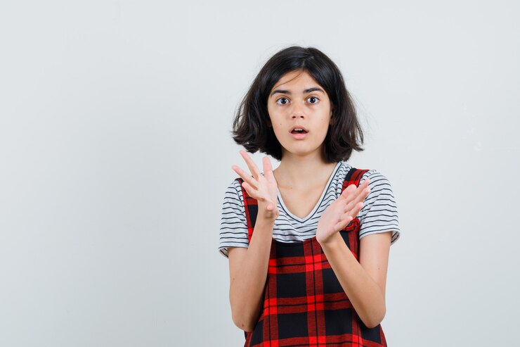 मुफ़्त फोटो टी-शर्ट में प्रीटीन लड़की