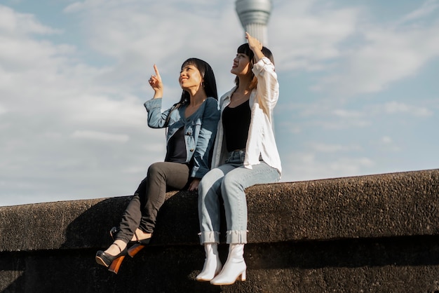 Foto gratuita ragazze abbastanza asiatiche che si rilassano insieme