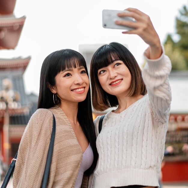 꽤 아시아 여자는 selfie를 함께 복용