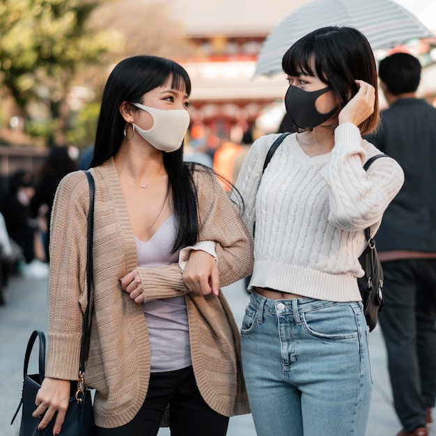 얼굴 마스크를 쓰고 꽤 아시아 여자