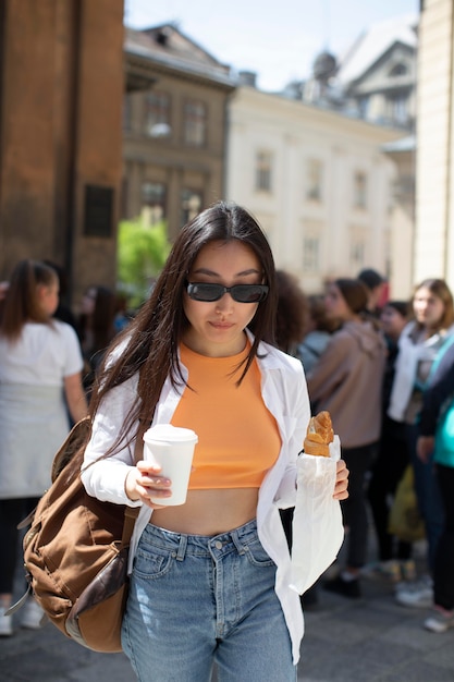 Foto gratuita donna abbastanza asiatica che viaggia in un posto locale