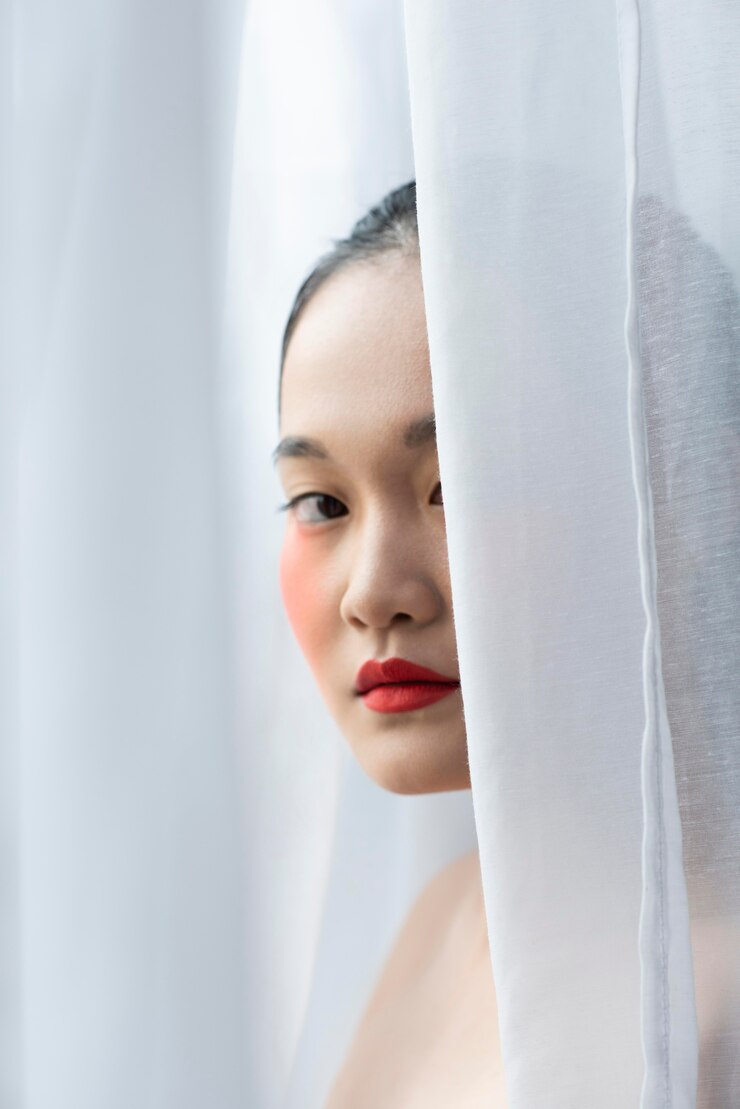 무료 Photo 메이크업을 입고 꽤 아시아 여자
