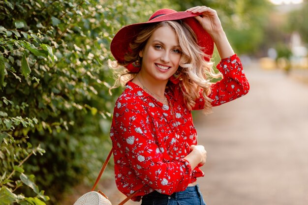 밀짚 빨간 모자와 블라우스 여름 패션 복장에 꽤 매력적인 세련된 금발 웃는 여자