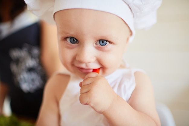 かわいい赤ちゃんが赤い紙を食べる