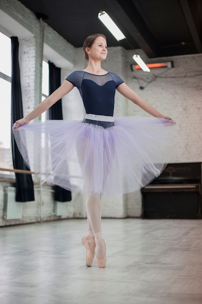 Foto gratuita bella ballerina in studio