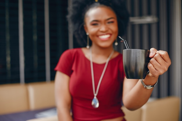 Bella ragazza nera in un caffè