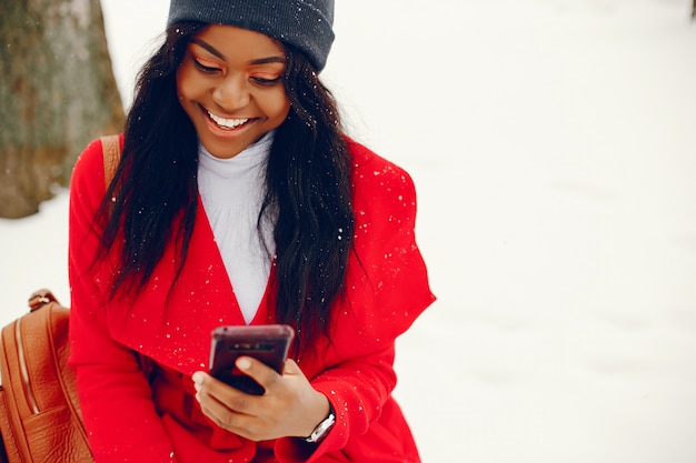 Bella ragazza nera in inverno