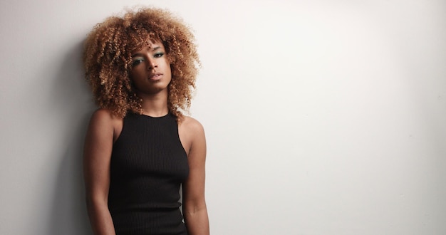 Free photo pretty black girl with big hair posing video on grey background