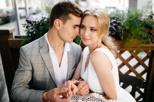 Free photo pretty blonde girl with long hair and handsome guy in park.