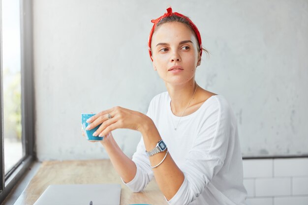 カフェに座っているかなりブロンドの女性