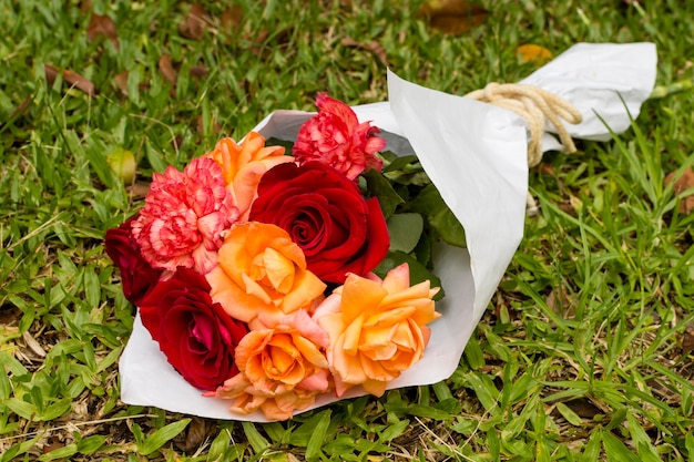 Foto gratuita grazioso bouquet di rose rosse e arancioni