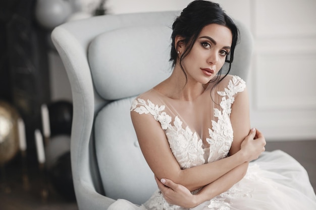 Foto gratuita bella sposa al coperto in abito da sposa