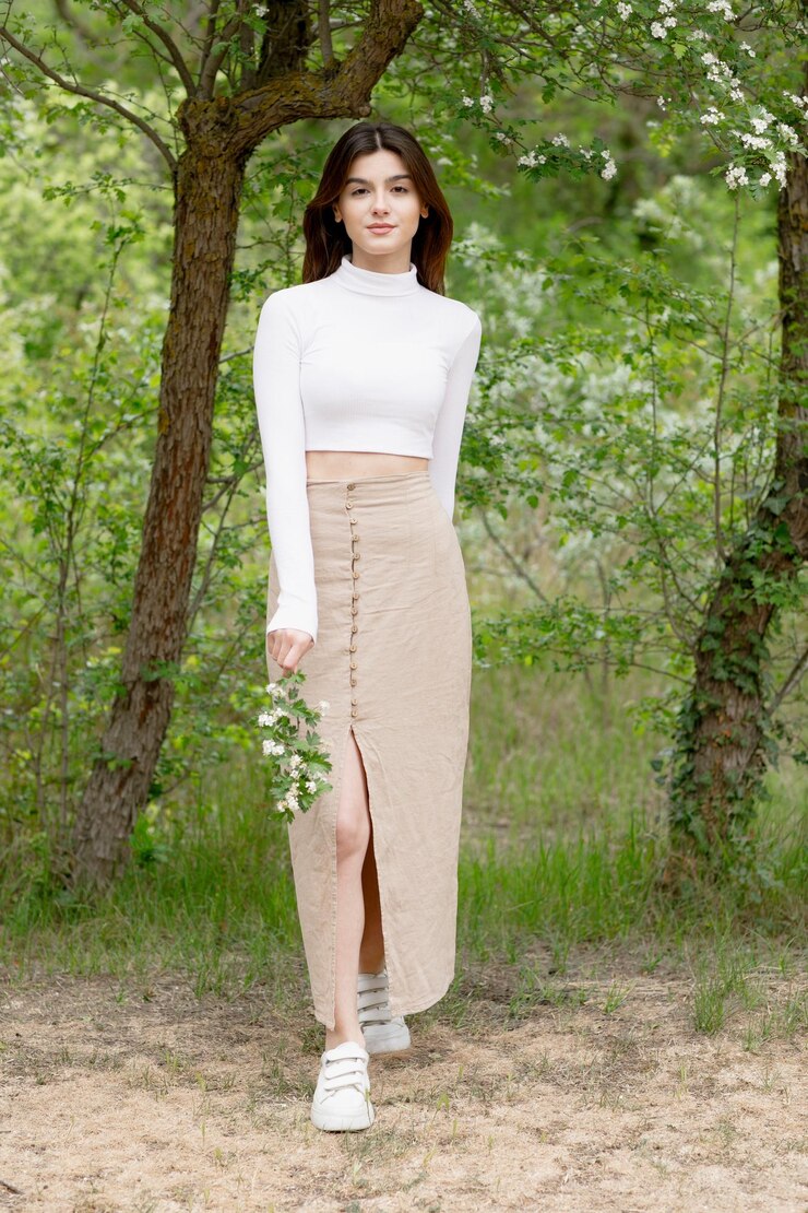 무료 Photo 예쁜 갈색 머리 여성 서 카메라를 보고 웃는 지주 개화 지점