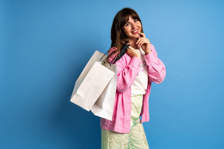 無料Photo かなりブルネットの女性は買い物を楽しんでいます。幸せな女性のスタイリッシュなイメージ