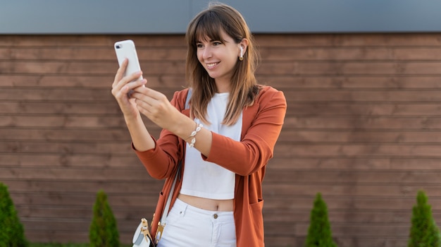 携帯電話を使用して、街を歩いてかなりのビジネスの女性。