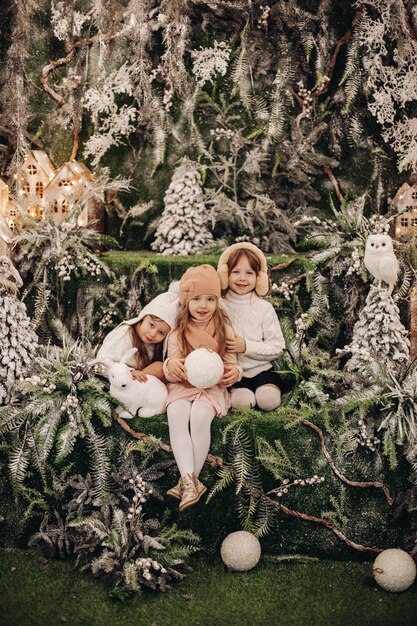 かなり白人の子供たちは、美しいクリスマスの装飾と笑顔でカメラにポーズをとる