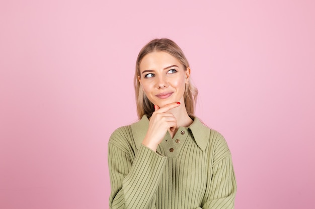 Free photo pretty european woman in casual sweater on pink wall