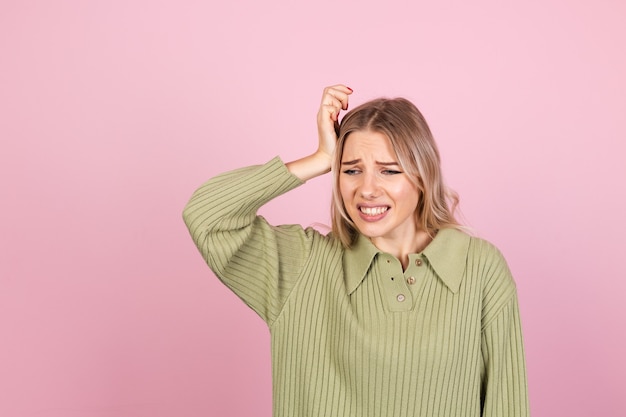 Free photo pretty european woman in casual sweater on pink wall