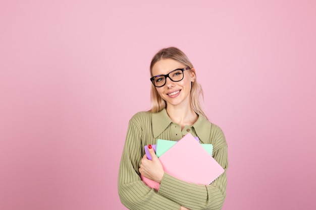 Donna abbastanza europea in maglione casual sulla parete rosa