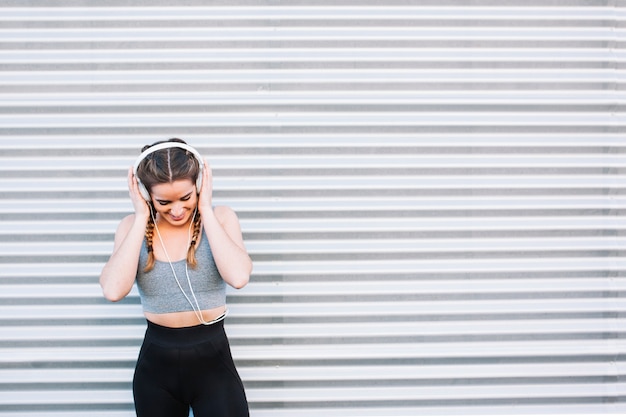 Free photo pretty fit woman in headphones