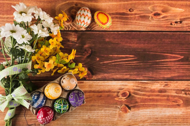 Bei fiori vicino alle uova di pasqua