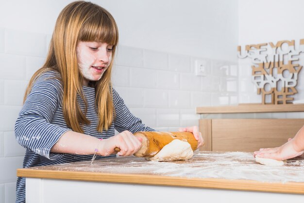 Bella ragazza che cucina in cucina