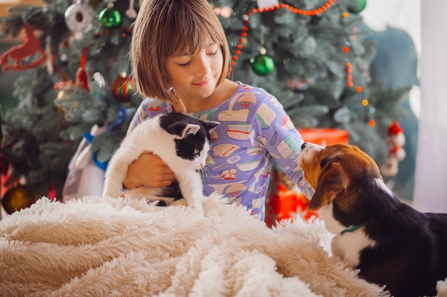 Foto gratuita la bella ragazza che si avvicina a gatto e cane