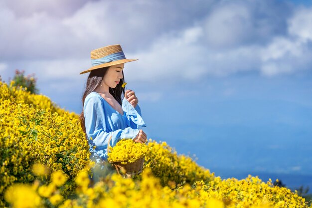 タイ、チェンマイの菊畑で楽しんでいるかわいい女の子