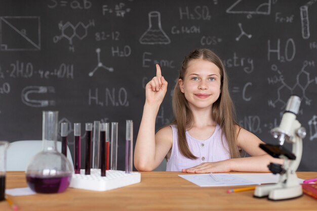 수업 시간에 화학에 대해 더 많이 배우는 예쁜 소녀