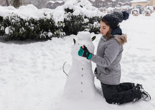 冬の間に雪だるまを作る美少女