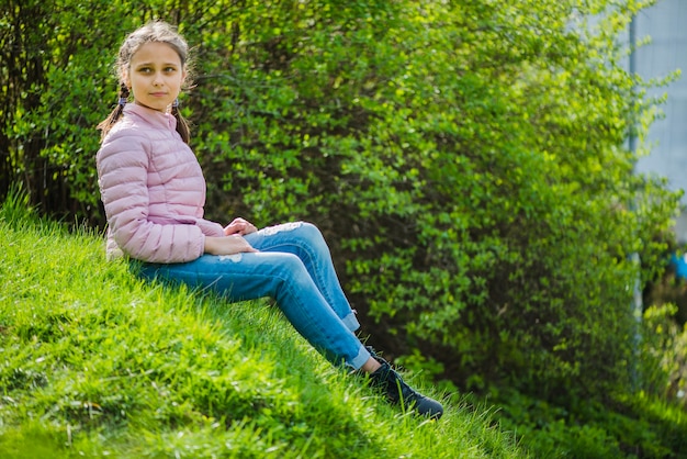 Free photo pretty girl sitting outdoors