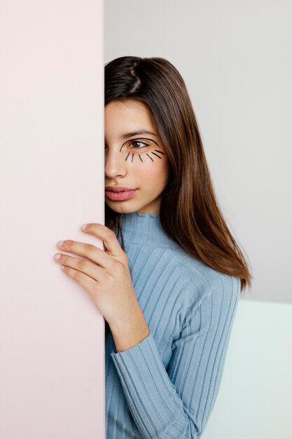 Bella ragazza con la pittura per il viso