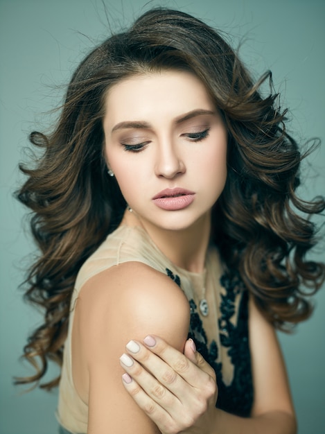 Foto gratuita ragazza graziosa con la posa lunga dei capelli