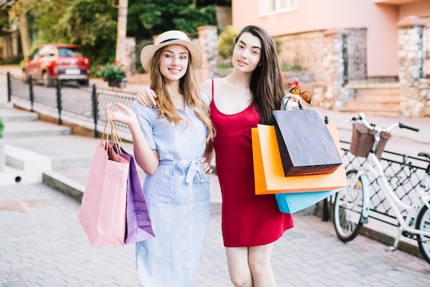 Foto gratuita abbastanza abbracciando le donne sulla strada