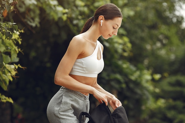 무료 사진 공원에서 예쁜 아가씨. 갈색 머리는 요가를 준비합니다. sportsuit에 소녀입니다.