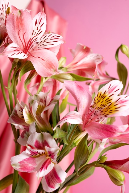 Красивые лилии на розовом фоне