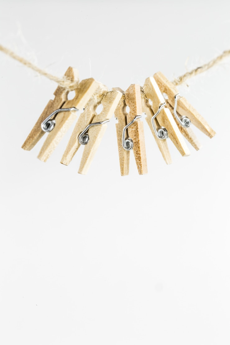 무료 Photo 예쁜 장식 clothespins 흰색 절연 로프에 무게