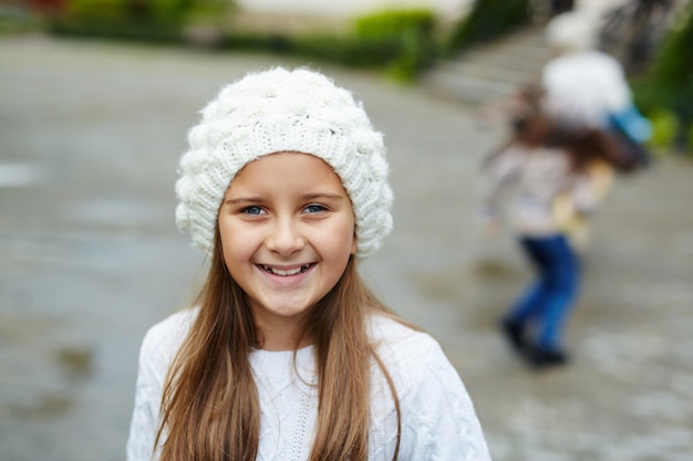 Free photo pretty little girl posing to camera